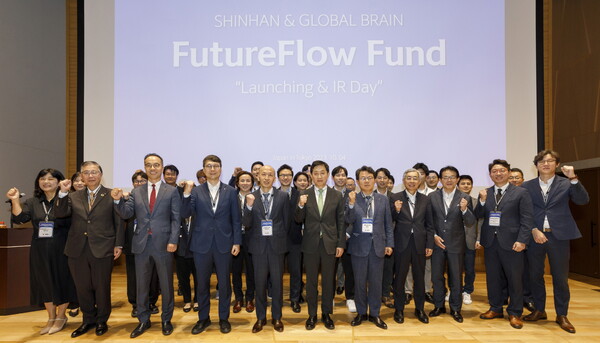 신한금융지주는 일본 도쿄도 미나토구 산업진흥센터에서 한국과 일본이 공동 결성한 벤처 투자 펀드인 ‘신한-GB FutureFlow 펀드’의 출범식을 개최했다. 행사에 참석한 김명희(앞줄 왼쪽부터) 신한금융 부사장, 토미야 세이이치로 SBJ 사장, 문성욱 KT 글로벌사업실장, 이동현 신한벤처투자 사장, 강명일 주일 한국대사관 경제공사, 김주현 금융위원장, 김광수 은행연합회장, 노베타 사토루 키라보시은행 전무, 유리모토 야스히코 Global Brain 사장, 김영덕 디캠프 상임이사, 배한철 KT 상무가 기념 촬영을 하고 있다. (사진제공=신한금융지주)