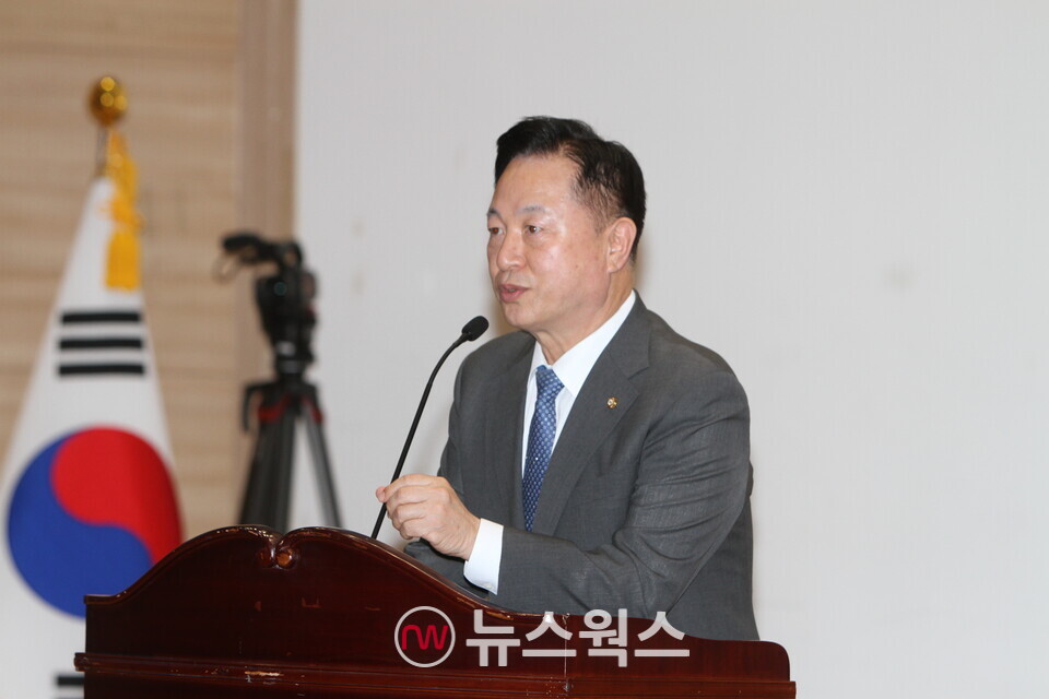 김두관 민주당 의원이  6일 국회 대회의실에서 열린 'AI기술의 이해와 인재 양성방안 포럼'에서 환영사를 하고 있다. (사진=원성훈 기자)
