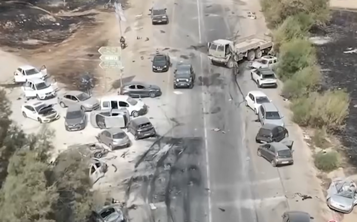 하마스의 공격을 받은 이스라엘의 한 고속도로 모습. (사진=페이스북 캡처)