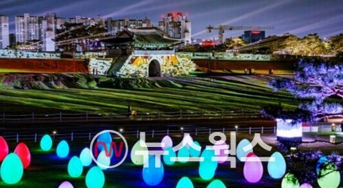 ‘2023 수원화성 미디어아트’가 진행 중인 창룡문과 국궁장 일원이 화려하게 장식돼 있는 모습.(사진제공=수원시)
