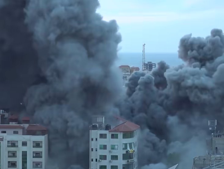 이스라엘에 대한 하마스 공격으로 도시가 화염에 휩싸여 있다. (사진=페이스북 캡처)