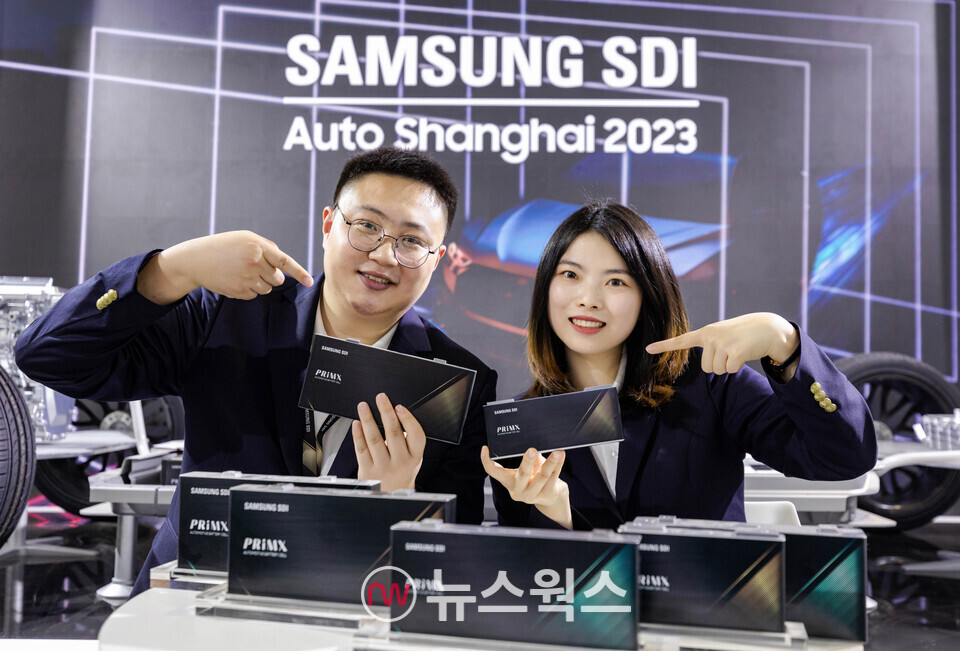삼성SDI 직원들이 지난 4월 '오토 상하이 2023'에 참가해 PRiMX 배터리를 소개하고 있다. (사진제공=삼성SDI)