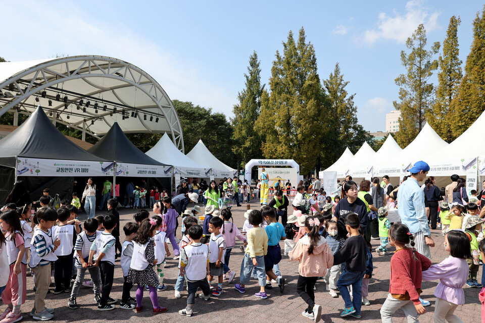 지난 4일 서울시 광진구 어린이대공원 열린무대에서 열린 '약속된 플레이 페스티벌'에서 참가자들이 '어린이 교통안전 체험 프로그램'에 참여하고 있다. (사진제공=DB손해보험)