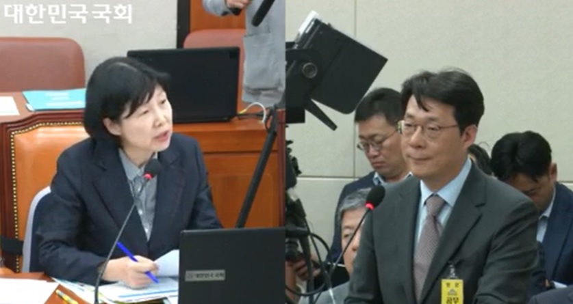 11일 열린 금융위원회 국정감사에서 김덕환(오른쪽) 현대카드 대표가 양정숙(왼쪽) 무소속 의원의 질의에 답하고 있다. (사진=국회 인터넷의사중계시스템 캡처)