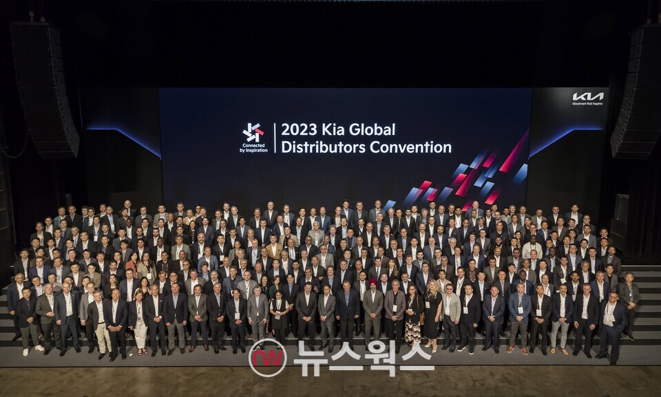 기아 전 세계 대리점 대회 참석자들이 지난 10일 서울 광장동 예스24 라이브홀에서 기념 촬영을 하고 있다. (사진제공=기아)