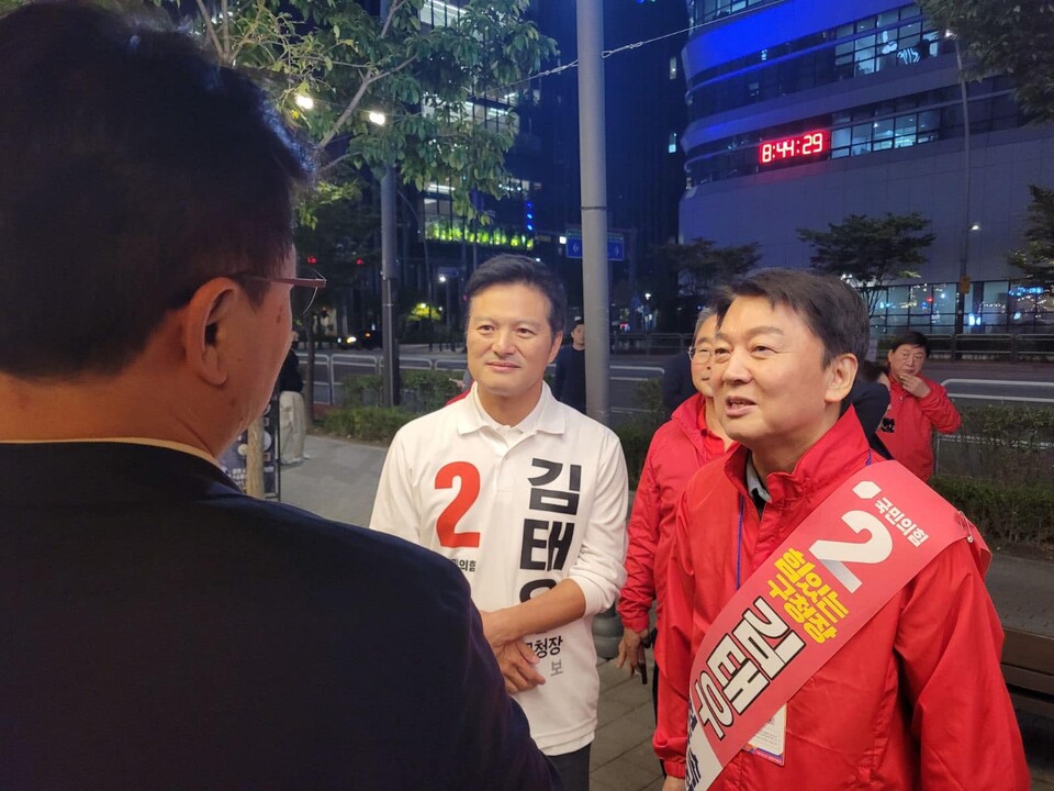 안철수(오른쪽 첫 번째) 국민의힘 의원이 지난 6일 서울 강서구에서 '김태우 후보' 지원유세를 하고, 시민들에게 '김태우 후보 지지'를 호소하고 있다. (사진=안철수 의원 페이스북 캡처)