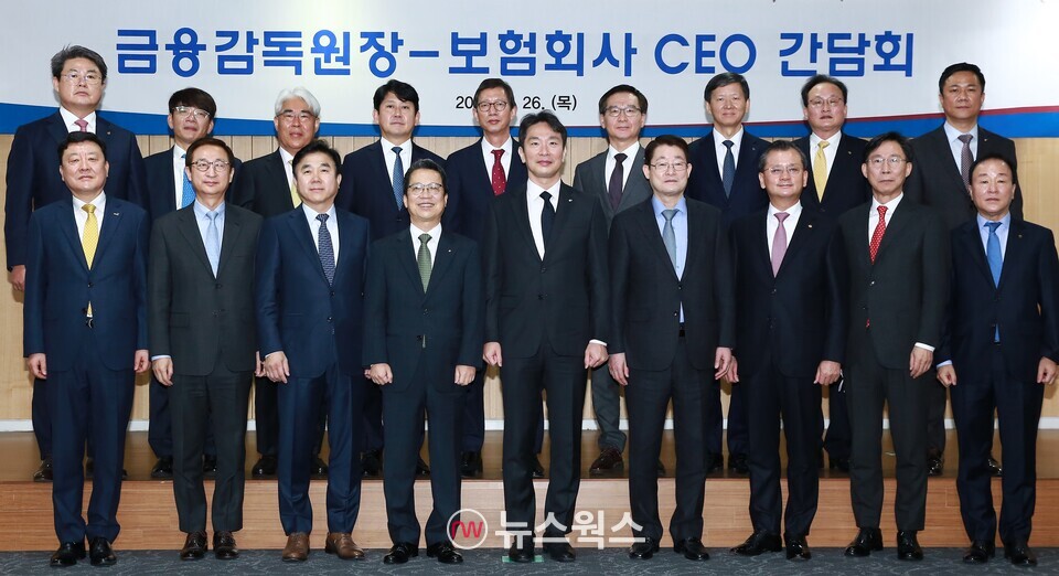 이복현(첫째 줄 가운데) 금융감독원장과 생손보사 대표이사들이 지난 1월 26일 열린 '보험사CEO 간담회'에서 사진촬영을 하고 있다. (사진제공=금융감독원)