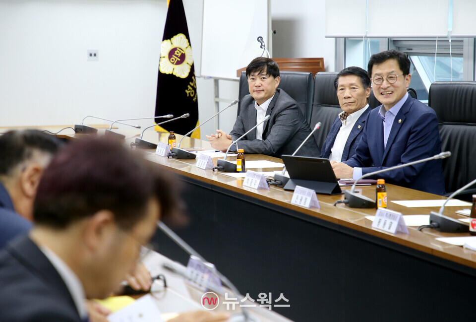 박종각 성남시의원(오른쪽 첫번째)이 13일 오후 성남시의회 5층 회의실에서 열린 '성남시 택시지원조례 제·개정 간담회'에서 인사말을 하고 있다.