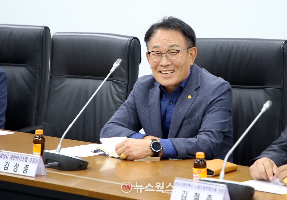 김성종 성남시 개인택시조합장이 택시 차령 연장과 관련해 발언하고 있다.