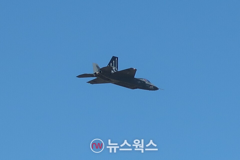 16일 경기도 성남 서울공항에서 열린 국내 최대 항공우주·방위산업 전시회 '서울 ADEX 2023' 프레스데이에서 한국형 전투기 KF-21이 시범 비행을 하고 있다. (사진=정민서 기자)