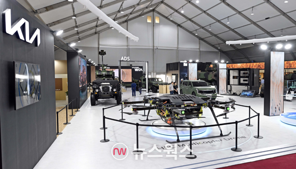 ‘서울 ADEX 2023’ 기아관에 전시된 중형 샤시와 수소연료전지 멀티콥터 드론. (사진제공=현대차그룹)