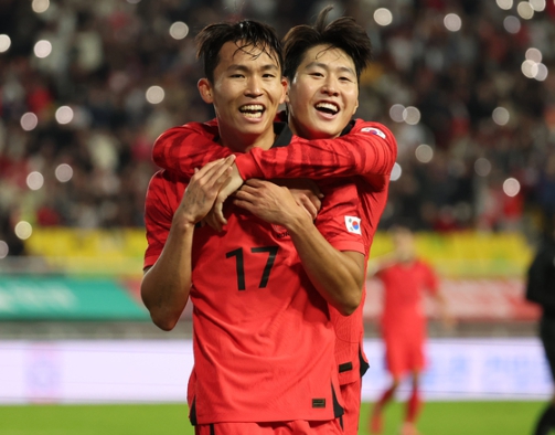 정우영(왼쪽)이 17일 수원월드컵경기장에서 열린 베트남전에서 팀의 6번째 골을 넣은 뒤 이강인과 기뻐하고 있다. (사진=뉴스1)
