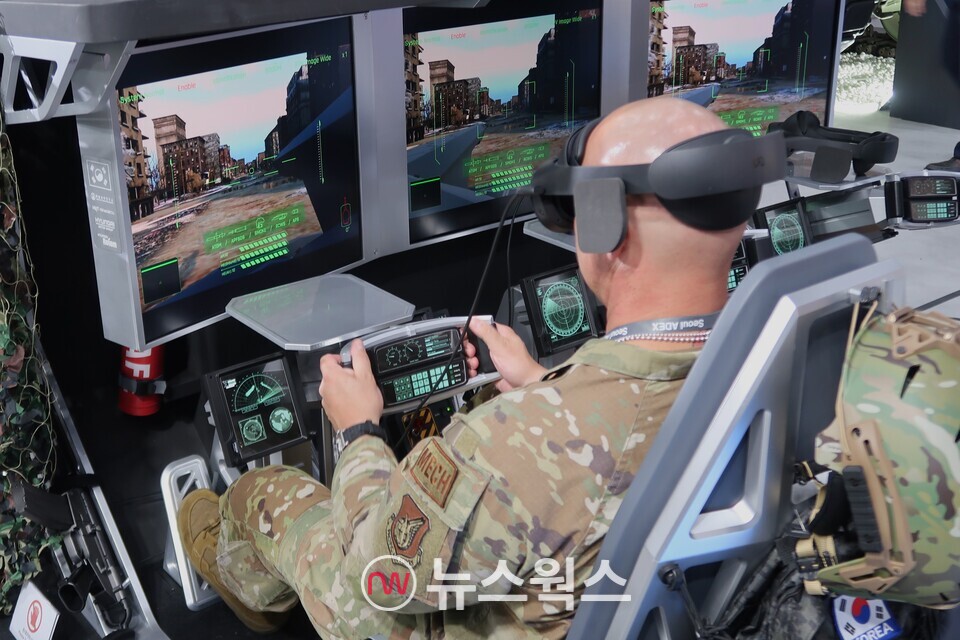 현대로템 전시관에서 한 관람객이 차세대 전차에 가상으로 탑승해 볼 수 있는 AR·VR 체험을 하고 있다. (사진=정민서 기자)
