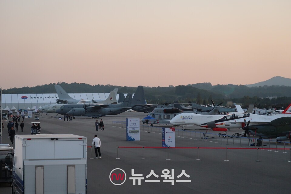 서울 ADEX 2023 야외 전시장에 길게 늘어선 수송기와 전투기들. (사진=정민서 기자)