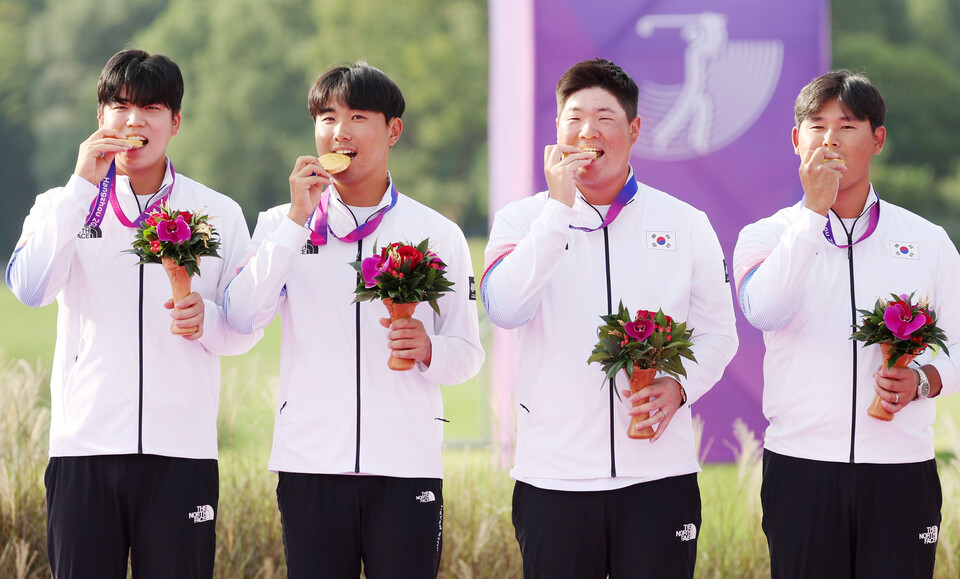 10월 1일 끝난 2022 항저우 아시안게임 골프 단체전에서 장유빈(왼쪽부터), 조우영, 임성재, 김시우가 금메달을 깨물며 기쁨을 만끽하고 있다. (사진=뉴스1)