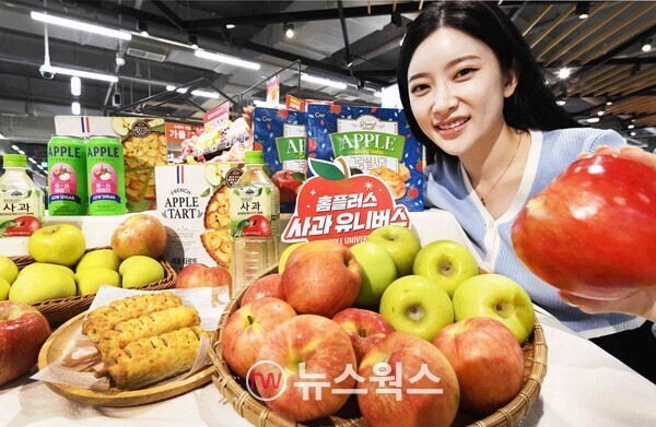 홈플러스 모델이 18일 서울 등촌동 홈플러스 메가푸드마켓 강서점에서 ‘사과 유니버스’ 행사를 소개하고 있다. (사진제공=홈플러스)