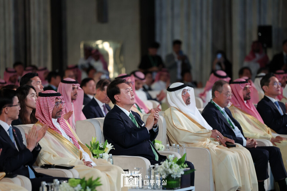 사우디아라비아를 국빈 방문 중인 윤석열 대통령의 오른편에 이재용 회장이 배석해 있다. (사진=뉴스1)