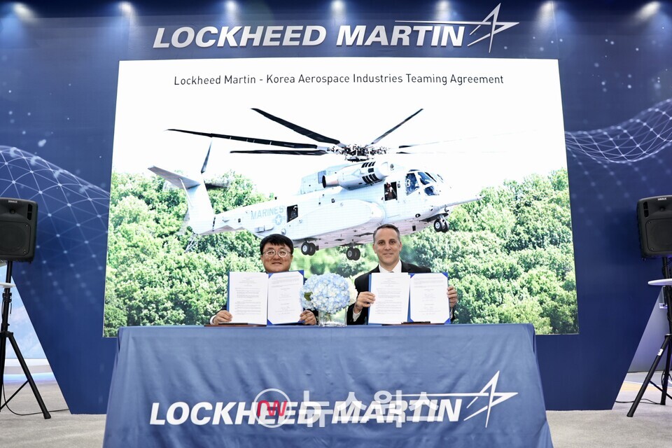 18일 서울 아덱스 2023에서 조우래(왼쪽) KAI 글로벌수출전략본부장과 다나 피아타론 록히드마틴-시코르스키 부사장이 '전략적 파트너십 구축 및 산업적 이익 창출을 위한 잠재적인 사업영역 발굴·협력을 위한 상호 협력의향서'를 체결한 후 기념촬영을 하고 있다. (사진제공=KAI)