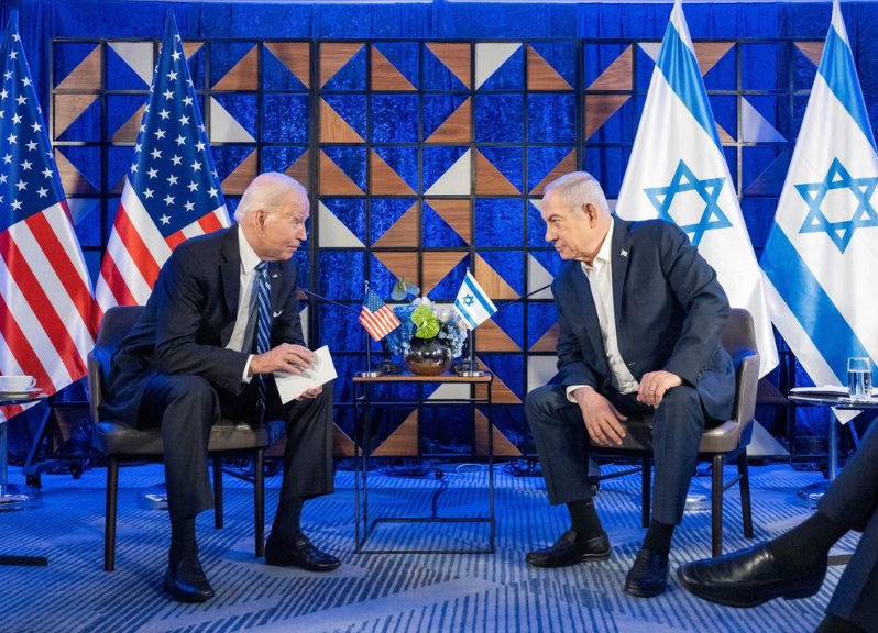 조 바이든(왼쪽) 미국 대통령이 베냐민 네타냐후 이스라엘 총리와 이야기를 나누고 있다. (출처=조 바이든 SNS)
