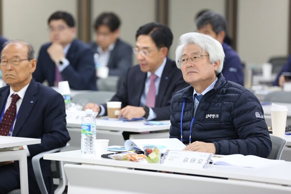 김태오(오른쪽) DGB금융 회장과 최용호 이사회 의장이 강연을 듣고 있다. (사진제공=DGB금융지주)