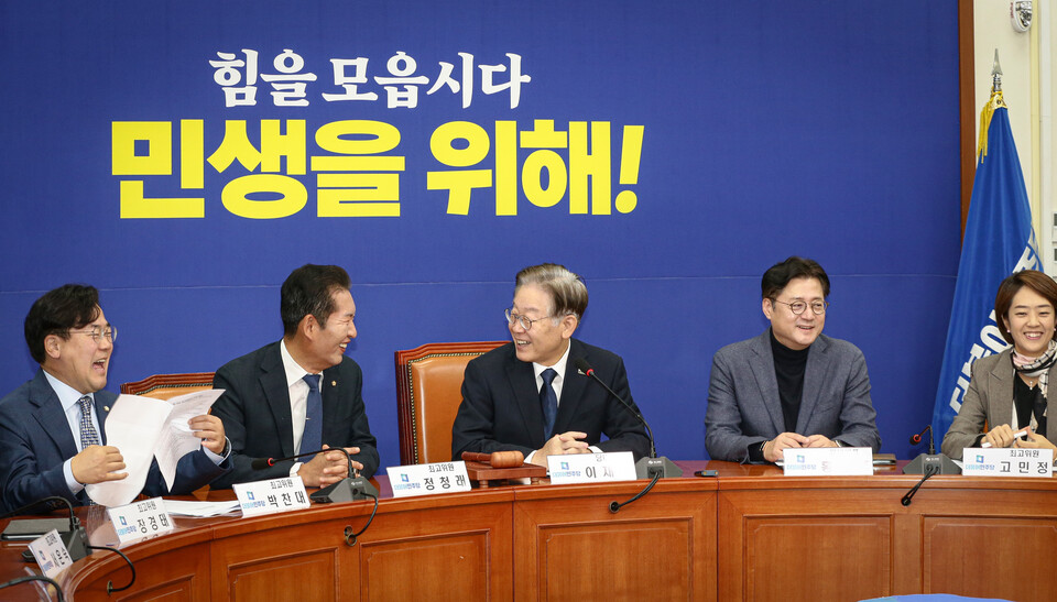 이재명(왼쪽 세 번째) 민주당 대표가 지난 23일 국회에서 열린 최고위원회의에 참석해 단식 이후 첫 공개회의를 주재하고 있다. (사진제공=민주당)