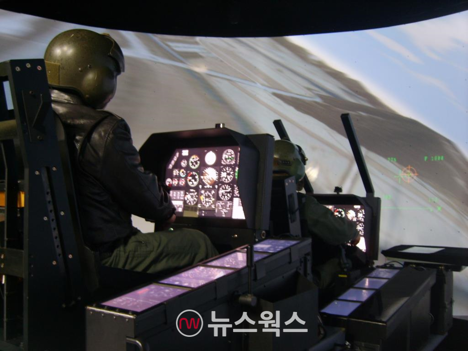 육군항공전술훈련시뮬레이터를 활용한 실제 훈련 모습. (사진제공=방위사업청)