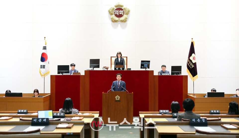박종각 성남시의원이 23일 신상 발언을 통해 시의회의 정상적인 운영을 촉구하고 있다.