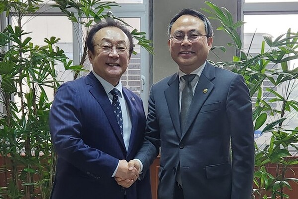 고기동(오른쪽) 행안부 차관과 김인 새마을금고중앙회 직무대행이 면담 후 악수를 하고 있다. (사진제공=새마을금고중앙회)