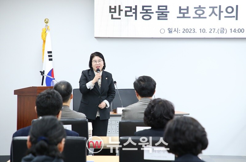 이서영 경기도의원이 27일 반려동물 보호자의 펫로스 증후군 극복을 위한 토론회에서 축사를 하고 있다.