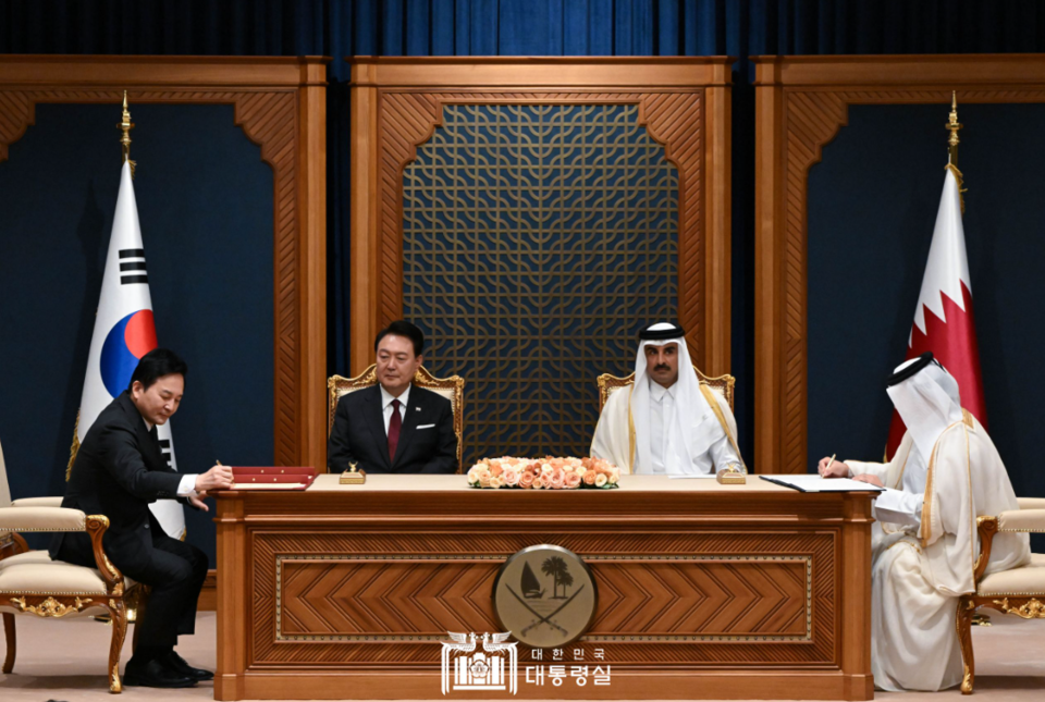 윤석열(왼쪽 두 번째) 대통령이 25일(현지시간) 카타르 도하의 아미리 디완 왕궁에서 열린 '한·카타르 MOU 서명식'에서 타밈 빈 하마드 알사니(오른쪽 두 번째) 카타르 국왕과 나란히 앉아있다. (사진제공=대통령실)