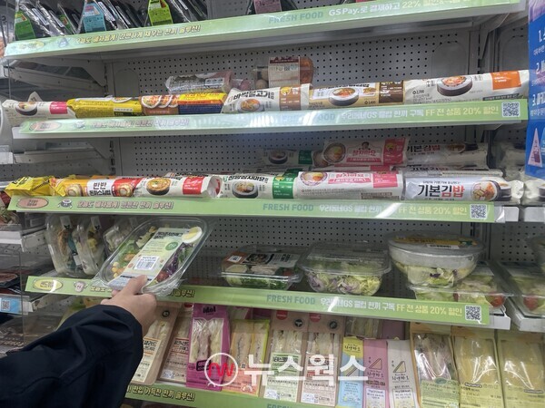 서울 시내에 위치한 편의점에서 한 소비자가 샐러드를 구매하고 있다. (사진=김다혜 기자)