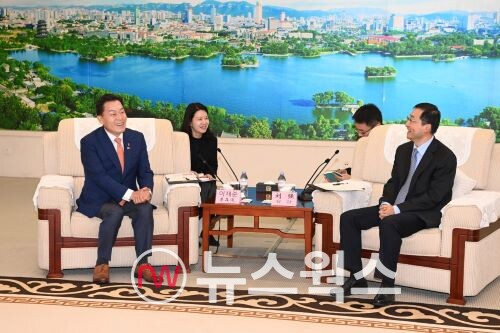 이재준(왼쪽) 수원특례시장과 리우창 지난시 당위원회 서기가 환담을 나누고 있다. (사진제공=수원시)