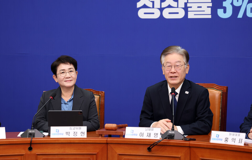 이재명(오른쪽) 민주당 대표가 3일 국회에서 열린 최고위원회의에서 미소를 지은 채 발언하고 있다. (사진제공=민주당)