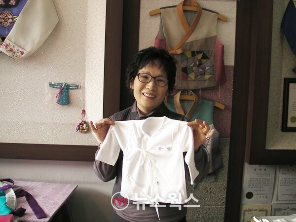 LG 의인상을 수상한 곽경희(62) 씨는 19년간 미혼모, 입양아를 위한 배냇저고리를 만들어 기부하고 있다. (사진제공=LG)