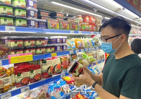 베트남 대형마트에서 소비자가 CJ제일제당 '비비고 김치'를 살펴보고 있다. (사진제공=CJ제일제당)