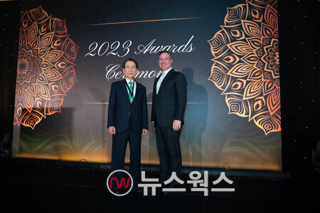 지난 6일 저녁 힐튼 싱가포르 오차드 호텔에서 열린 '2023 글로벌인슈어런스포럼'에서 신창재(왼쪽) 교보생명 대표이사 겸 이사회 의장이 '2023 보험 명예의 전당 월계관상'을 수상한 뒤 조쉬 란다우 세계보험협회(IIS) 대표와 기념촬영을 하고 있다. (사진제공=교보생명)