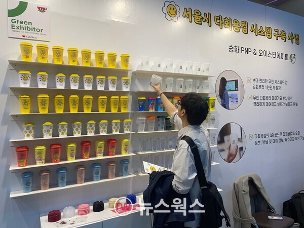 한 관람객이 리유저블컵을 구매하고 있다. (사진=김다혜 기자)