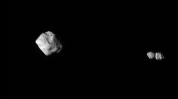 딩키네쉬(왼쪽)와 땅콩처럼 생긴 위성. 소행성 탐사 우주선 루시가 촬영했다. (사진제공=NASA)