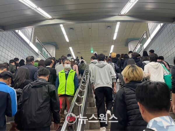 서울의 한 지하철역 출구로 승객들이 발걸음을 옮기고 있다. 기초질서라 할 수 있는 우측통행이 전혀 이뤄지지 않고 있는 것이 시선을 끈다. (사진=김다혜기자)