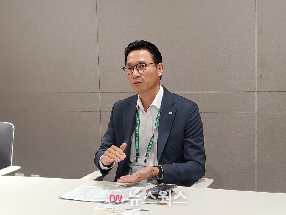 지난 10일 성태경 미래에셋자산운용 ETF마케팅부문 대표가 한국거래소에서 열린 '2023 글로벌 ETP 콘퍼런스'에서 기자들과 인터뷰를 하고 있다. (사진=공동 취재 사진)