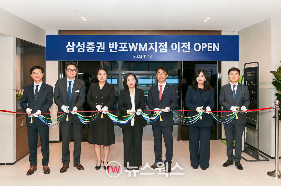 김태영(왼쪽부터) 삼성증권 삼성타운지역본부장, 박민선 PB팀장, 심희선 CSPB팀장, 박경희 채널영업부문장, 최종구 반포WM지점장, 김현지 PB팀장, 한상훈 영업전략담당이 기념사진을 촬영하고 있다. (사진제공=삼성증권)