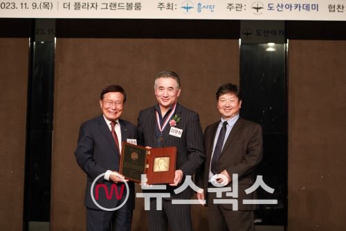 김영철(가운데) 바인그룹 회장이 도산인상 경영 부문을 수상하고 있다.(사진제공=바인그룹)