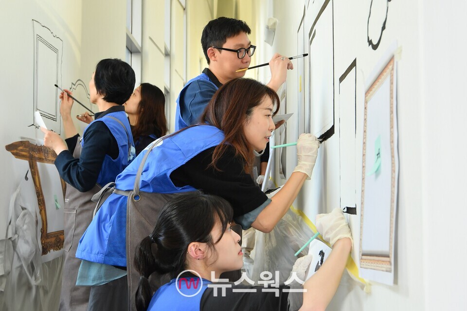 삼성물산 패션부문 임직원들이 지난 8일 서울 개포동 강남장애인복지관에서 벽화그리기 봉사활동을 펼치고 있다. (사진제공=삼성전자)