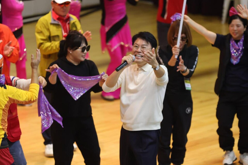 장제원(가운데 오른쪽) 국민의힘 의원이 지난 11일 경남 함양체육관에서 열린 여원산악회 15주년 창립 기념식에서 자신의 지지자들과 즐거운 시간을 보내고 있다. (출처=장제원 의원 페이스북)