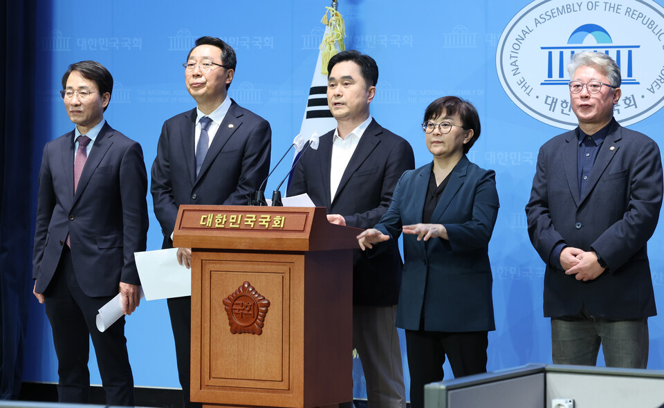 더불어민주당 김종민(왼쪽 세 번째), 이원욱(왼쪽 첫 번째), 윤영찬(왼쪽 두 번째), 조응천(오른쪽 첫 번째) 의원이 16일 국회 소통관에서 '원칙과 상식' 출범 기자회견을 하고 있다. (사진=뉴스1)