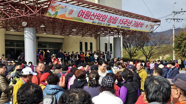 장제원 국민의힘 의원이 지난 11일 경남 함양체육관에서 열린 여원산악회 15주년 창립 기념식에 참석해 지지자들과 함께 하고 있다. (출처=장제원 의원 페이스북)