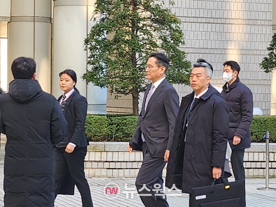 이재용(가운데) 삼성전자 회장이 17일 오전 9시 40분경 서울 서초구 서울중앙지방법원에 들어서고 있다. (사진=채윤정 기자)