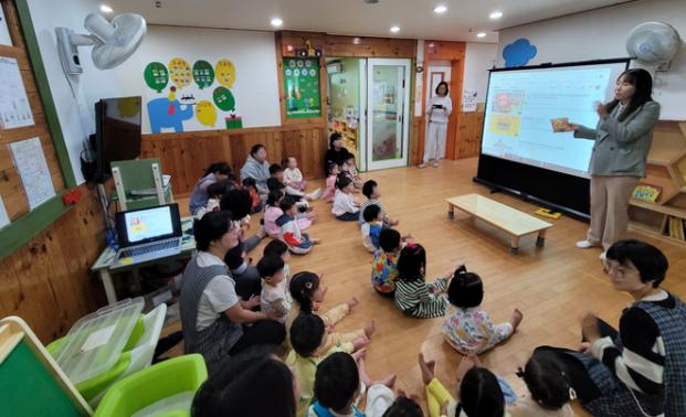 해썹인증원 대전지원이 관내 어린이집의 아이들을 대상으로 안심 먹거리 교육을 실시하고 있다.  (사진제공=해썹인증원)