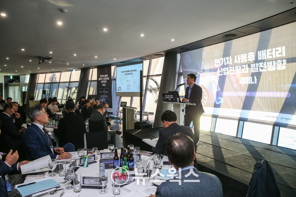 서경환 한국광해광업공단 핵심광물대응처장이 17일 세빛섬에서 열린 '전기차 사용후 배터리 산업현황과 발전방향 세미나'에서 발표하고 있다. (사진제공=한국전기차산업협회)