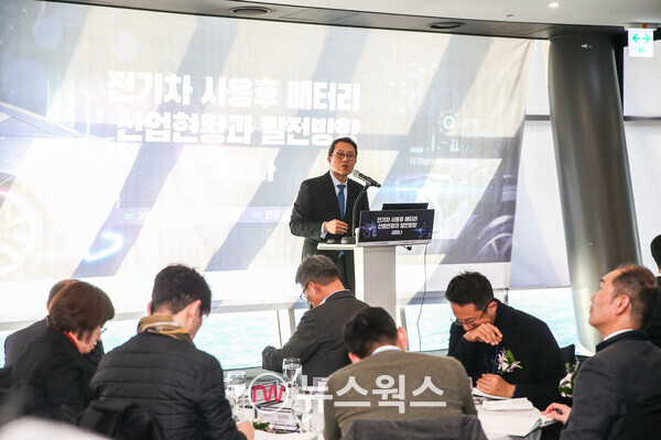 전병윤 한국전기차산업협회 전무가 '전기차 사용후 배터리 산업현황과 발전방향 세미나'에서 발표하고 있다. (사진제공=한국전기차산업협회)